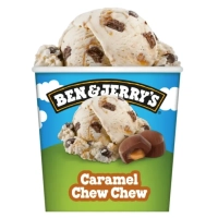 Karamelroomijs met een swirl van karamel en karamel chunks omhuld met chocolade