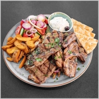 2 paidaki, 2 ossenhaas, 2 souzouki, 2 kipfilet, 2 lamsfilet, gyros, friet, salade, ui, tzaziki en pita