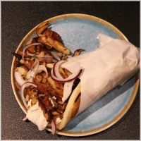 Pita, kipgyros, ijsbergsla, tzatziki en ui