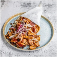 Kipgyros, ijsbergsla, tzatziki en pita met extra kipgyros